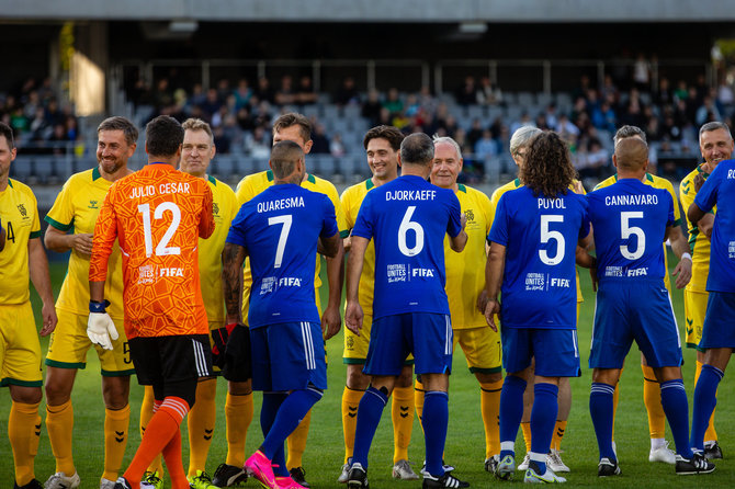 Teodoro Biliūno / BNS nuotr./Pasaulio futbolo legendų rungtynės su legendiniais Lietuvos futbolininkais