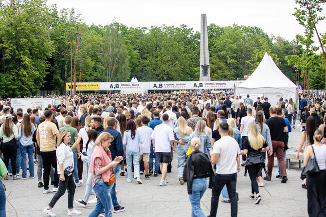 Teodoro Biliūno / BNS nuotr./Gerbėjai renkasi Justino Timberlake'o koncertą Dariaus ir Girėno stadione Kaune