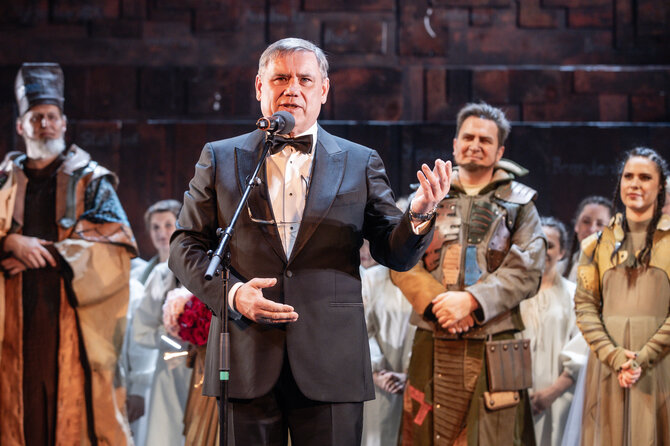 Teodoro Biliūno nuotr./Kęstučiui Jakštui jubiliejaus proga Kauno muzikinio teatro artistai surengė specialų pasirodymą