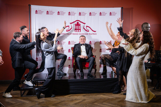 Teodoro Biliūno nuotr./Kęstučiui Jakštui jubiliejaus proga Kauno muzikinio teatro artistai surengė specialų pasirodymą