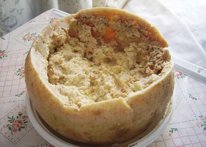 wikipedia.org nuotr. / „Casu marzu“ – itališkas avių pieno sūris su musių lervomis