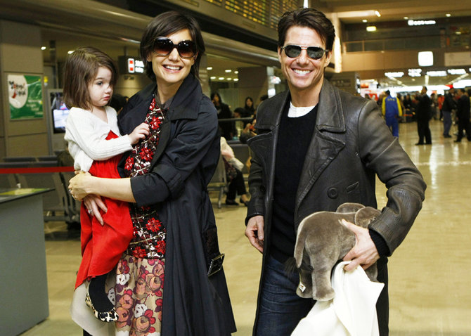 „Scanpix“ nuotr./Katie Holmes ir Tomas Cruise Japonijoje, kur aktorius reklamuoja savo filmą „Valkirija“. 