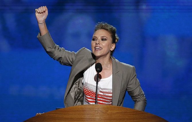 Scanpix nuotr. / Scarlett Johansson nacionalinėje demokratų konvencijoje Šiaurės Karolinos valstijoje, JAV 2012 metais. 