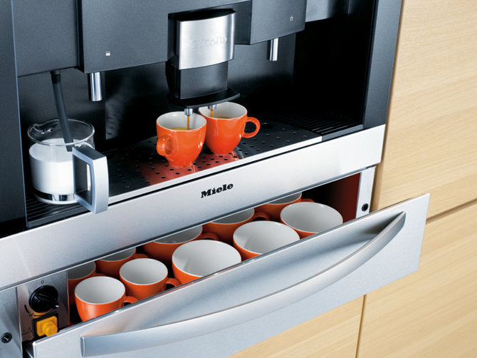 Kavos ruošimo įranga su puodukų šildymo stalčiumi