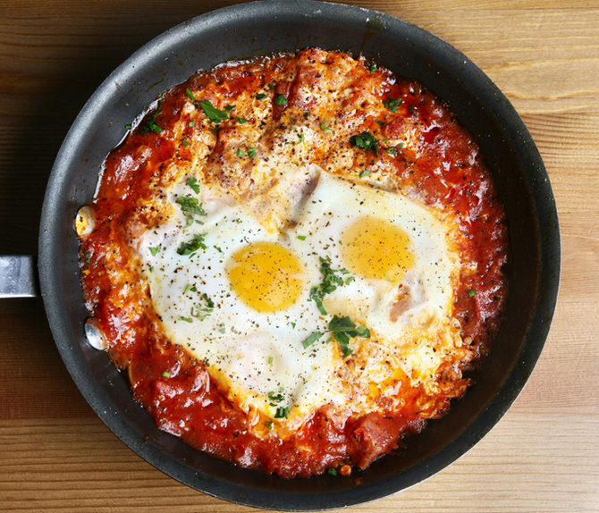 Shakshuka – pomidorų padaže kepti kiaušiniai