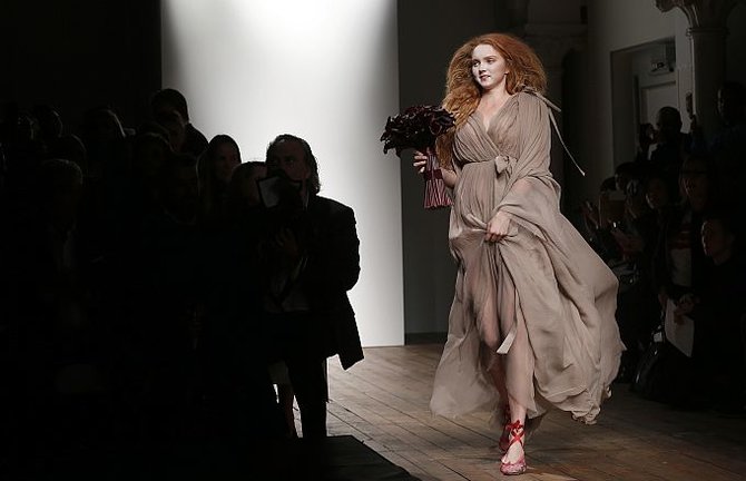 Scanpix nuotr. / Aktorė ir modelis Lily Cole dizainerės Vivienne Westwood „Red Label“ kolekcijos pristatyme praėjusį rugsėjį Londone.