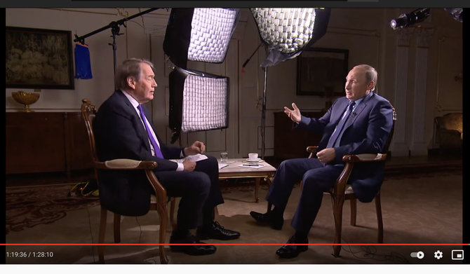 Ekrano nuotr. iš „YouTube“/Amerikiečių žurnalistas Charlie Rose’as kalbina Rusijos prezidentą Vladimirą Putiną