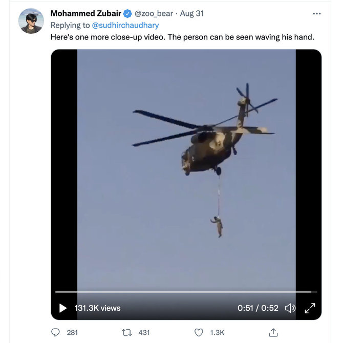Ekrano nuotr. iš „Twitter“/Po sraigtasparniu kabantis žmogus juda per daug, kad būtų negyvas