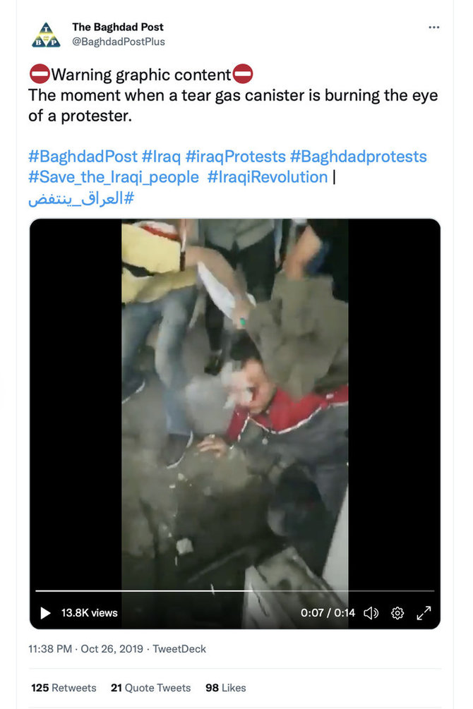 Ekrano nuotr. iš „Twitter“/Iš tiesų dūmai nuo protestuotojo ėmė sklisti dėl ašarinių dujų