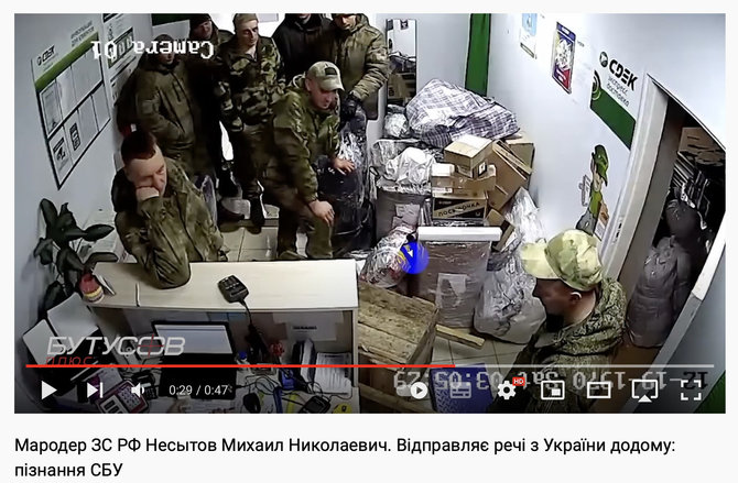 Ekrano nuotr. iš „YouTube“/Pačius įvairiausius daiktus iš Ukrainos siuntė dešimtys Rusijos karių