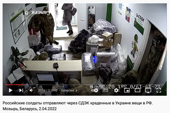 Ekrano nuotr. iš „YouTube“/Rusijos kariai siuntė dešimtis kilogramų sveriančius siuntinius