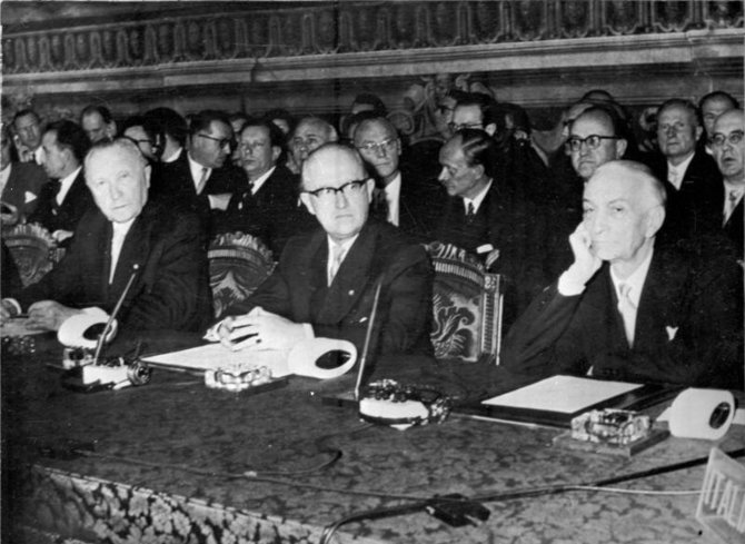Nuotr. iš wikipedia.org/Konradas Adenaueris (iš kairės), Walteris Hallsteinas ir Antonio Segni per sutarčių dėl Europos muitų sąjungos ir „Euratom“ pasirašymą Romoje 1957 m.