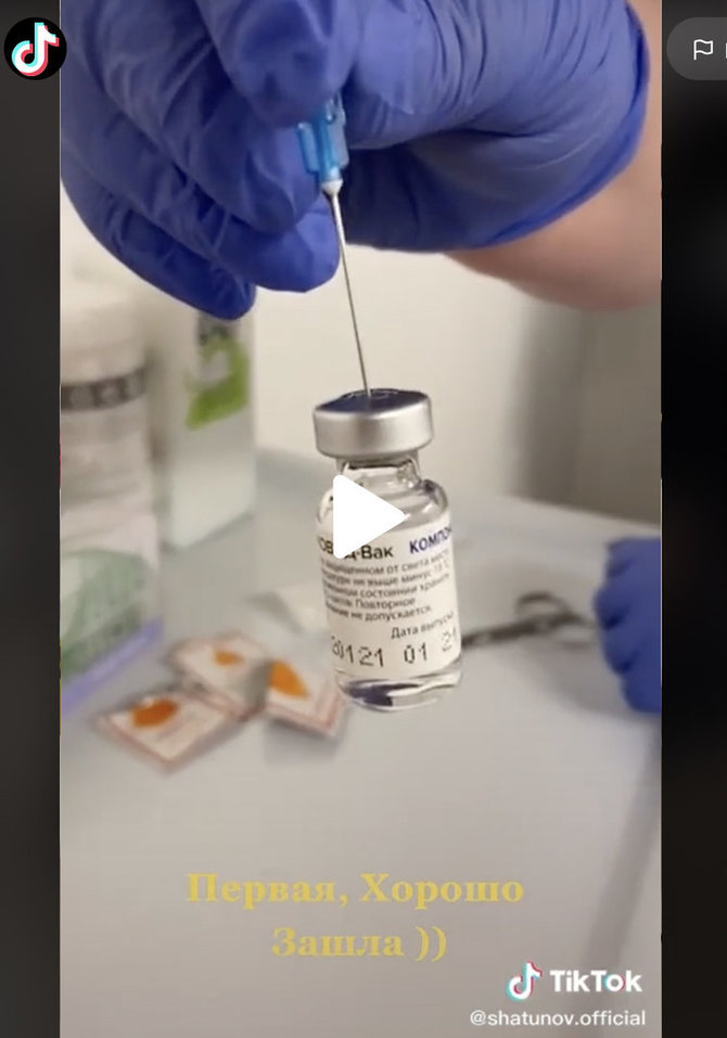 Ekrano nuotr. iš „TikTok“/Jurijus Šatunovas nuo COVID-19 pasiskiepijo vakcina „Sputnik V“