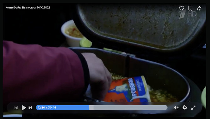 Ekrano nuotr. iš 1tv.ru/Sriuba tariamai Vokietijoje atsidūrusiems pabėgėliams buvo semiama rusiško majonezo indeliu