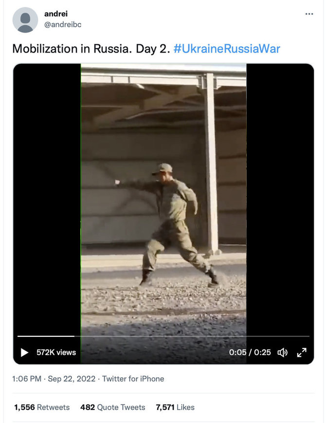 Ekrano nuotr. iš „Twitter“/Komiška scena su greičiausiai pokštaujančiu kariu platinama kaip tariamas įrašas iš mobilizuotųjų Rusijoje mokymų