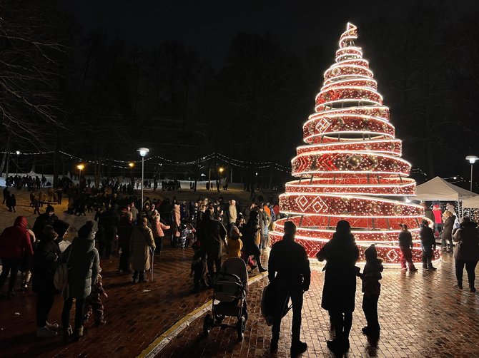 Screenshot  from Facebook/Lielvardė Christmas tree this year was decorated with swastikas and other traditional motifs