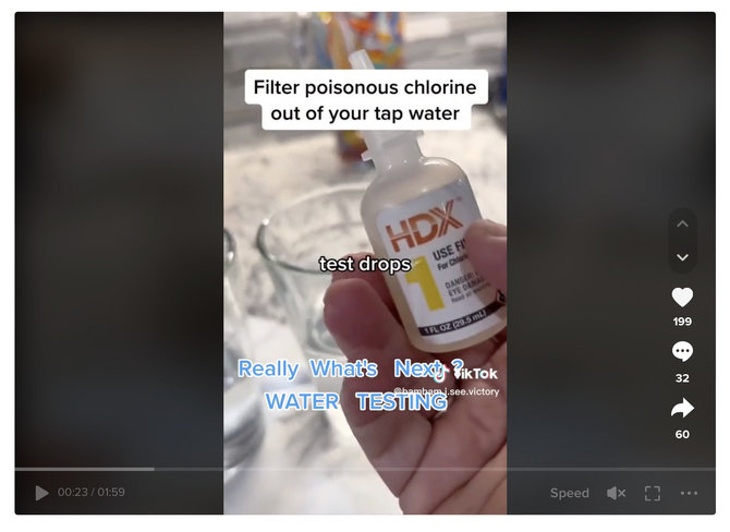 Ekrano nuotr. iš „TikTok“/Eksperimentui su vandeniu iš krano buvo panaudotas testas baseino vandeniui patikrinti