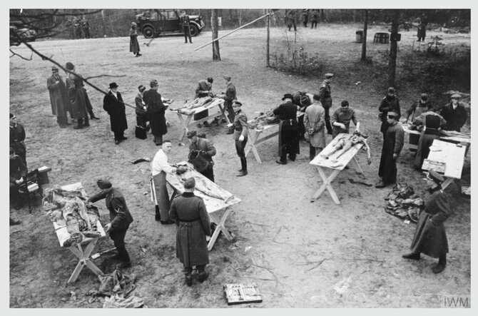 Ekrano nuotr. iš iwm.org.uk/Katynės žudynių aukų kūnų ekshumacija