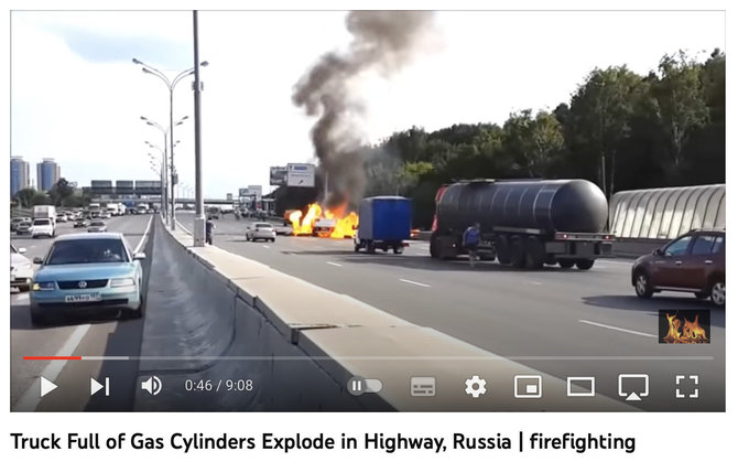 Ekrano nuotr. iš „YouTube“/Šiame įraše užfiksuota, kaip propano balionus vežantis nedidelis sunkvežimis susiduria su mikroautobusu ir sprogsta, o ne elektromobilio baterijos gaisras