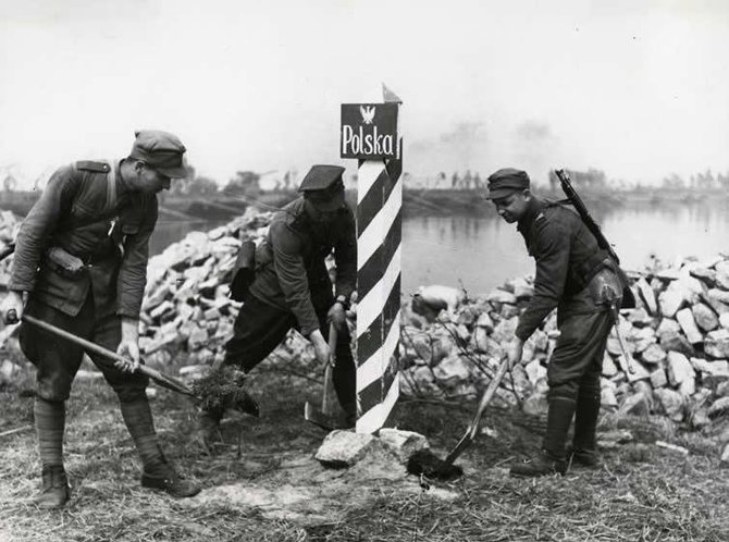 Nuotr. iš en.wikipedia.org/Lenkijos kariai 1945 m. žymi naują šios šalies sieną su Vokietija