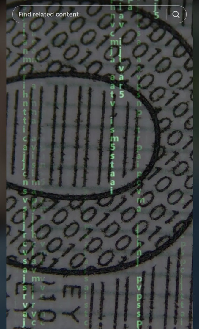 Ekrano nuotr. iš „TikTok“/Skaičiai ant banknoto palyginti su „Matricos“ kadru