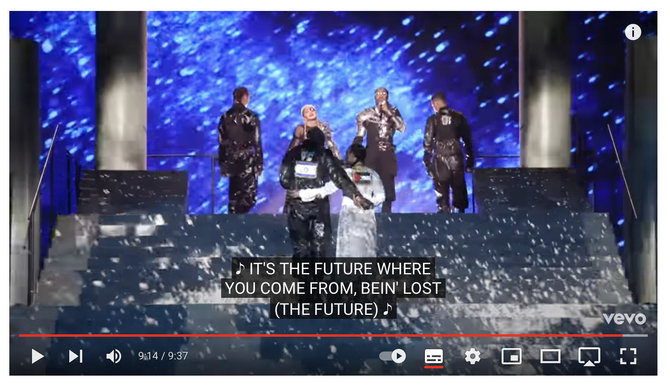 Ekrano nuotr. iš „YouTube“/2019 m. „Eurovizijos“ finale pasirodžiusios Madonnos šokėjų nugaras tikrai puošė Izraelio ir Palesinos vėliavos