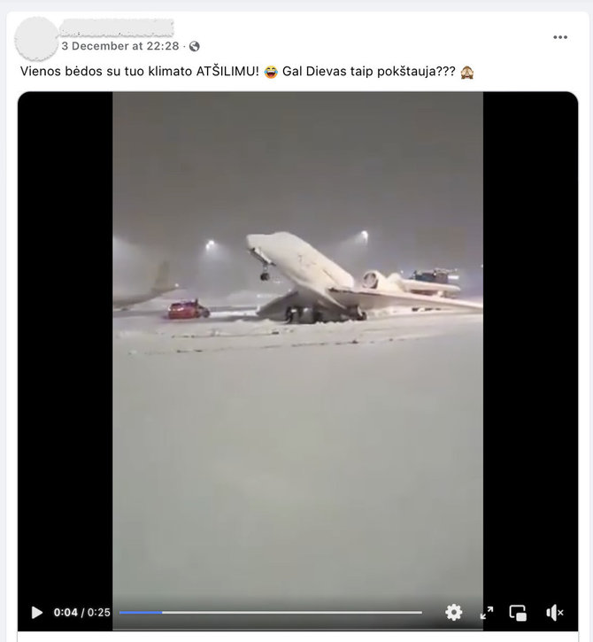 Ekrano nuotr. iš „Facebook“/Dėl gausaus sniego piestu pakilusio lėktuvo vaizdas internautams tapo proga pasišaipyti iš klimato kaitos