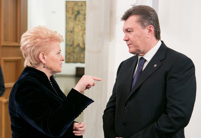 eu2013.lt nuotr./Viktoras Janukovyčius klausosi, ką jam turi pasakyti Dalia Grybauskaitė