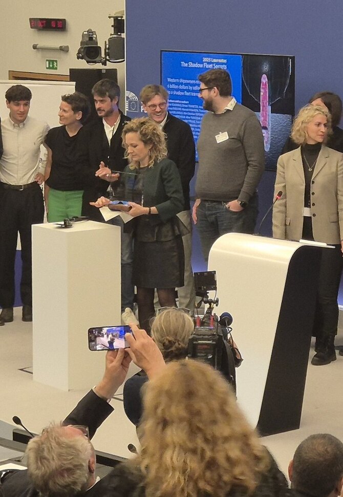 15min nuotr./Kartu su apdovanojimu Nyderlandų žurnalistė Birte Scholaus gavo ir statybininko mentelę - kaip simbolį, kad tiriamosios žurnalistikos atstovai panašūs į archeologus