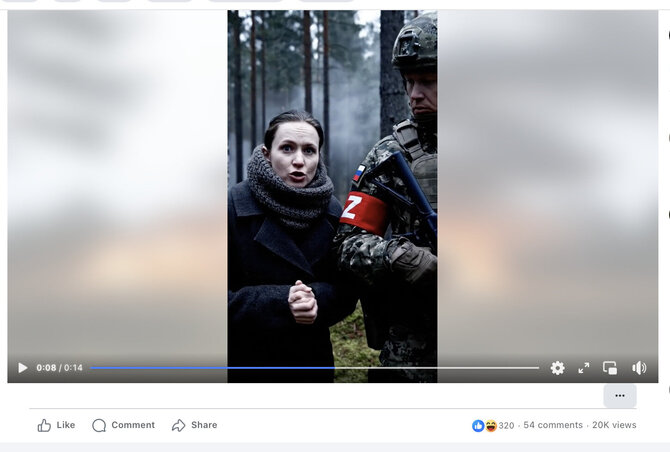 Ekrano nuotr. iš „Facebook“/Filmuko herojė kažkodėl kario su Rusijos simboliais pažymėta unforma prašo nesuniokoti jos sodybos