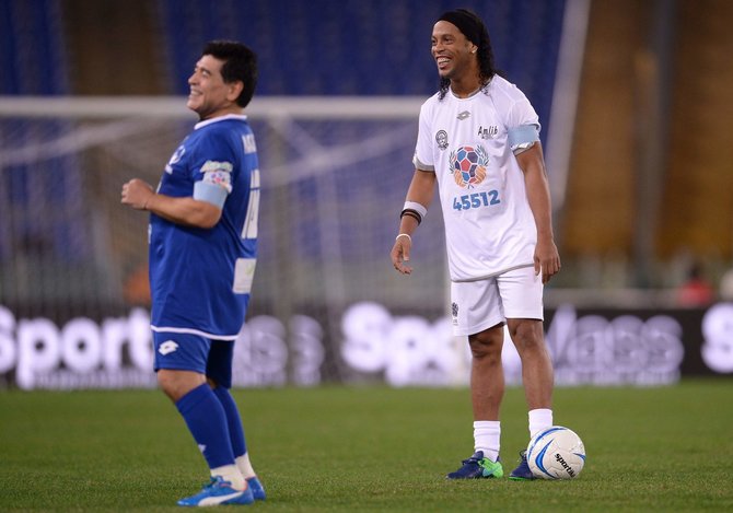 AFP/„Scanpix“ nuotr./Diego Maradona ir Ronaldinho