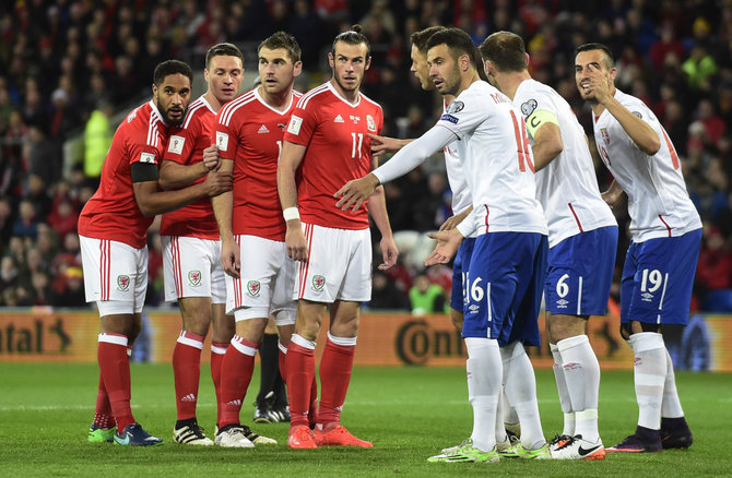 „Reuters“/„Scanpix“ nuotr./Atrankos varžybose Serbijos futbolininkai (dešinėje) aplenkė Velsą su G.Bale'u.