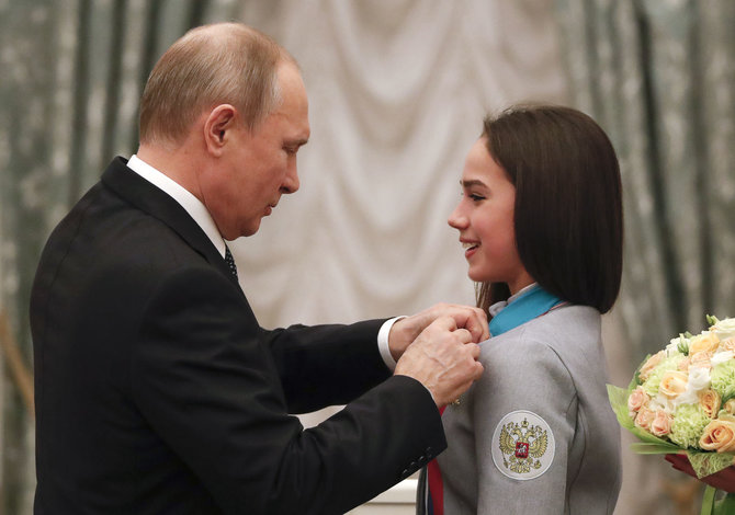 „Reuters“/„Scanpix“ nuotr./Vladimiras Putinas ir Alina Zagitova
