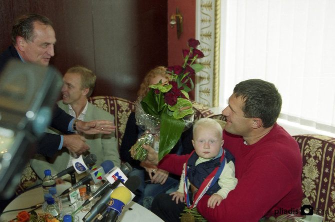 Alfredo Pliadžio nuotr./Virgilijus Alekna su sūnumi Mykolu 2004-aisiais, po Atėnų olimpiados.