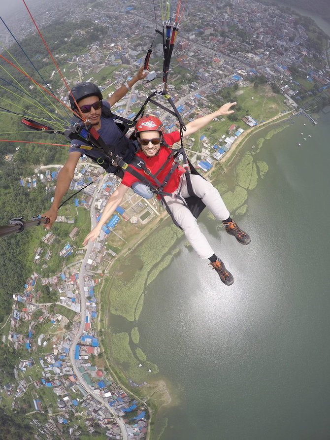 Eglės Zicari nuotr./Vytautas (priekyje) skrenda parasparniu virš Nepalo miesto Pokharos, nuotr. iš asm. albumo