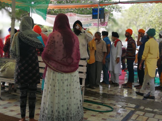 G.Juocevičiūtės nuotr./Sikhų šventyklos lankytojai vaišinami vandeniu ir gaiviuoju gėrimu