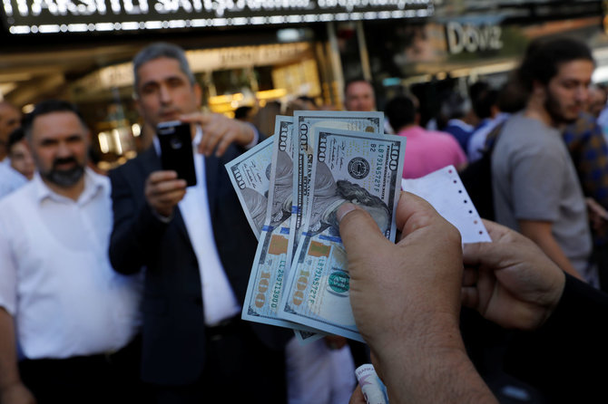 „Reuters“/„Scanpix“ nuotr./Turkijoje po liros vertės smukimo