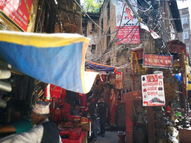 G.Juocevičiūtės nuotr./Tamelis - masiškiausia prekybos ir kuprinėtojų vieta Katmandu