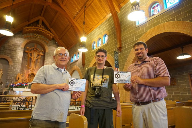 „Tikslas – Amerika“ nuotr./Sent Luiso bažnyčios atstovams Frankui Dorrisui ir Joe Szymanskiui įteikiami sertifikatai, liudijantys, kad objektas įtrauktas į „Tikslas – Amerika“ žemėlapį