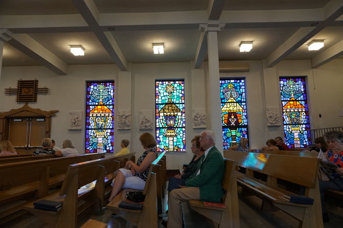 „Tikslas - Amerika“ nuotr./V.K.Jonyno vitražai Deitono lietuvių bažnyčioje
