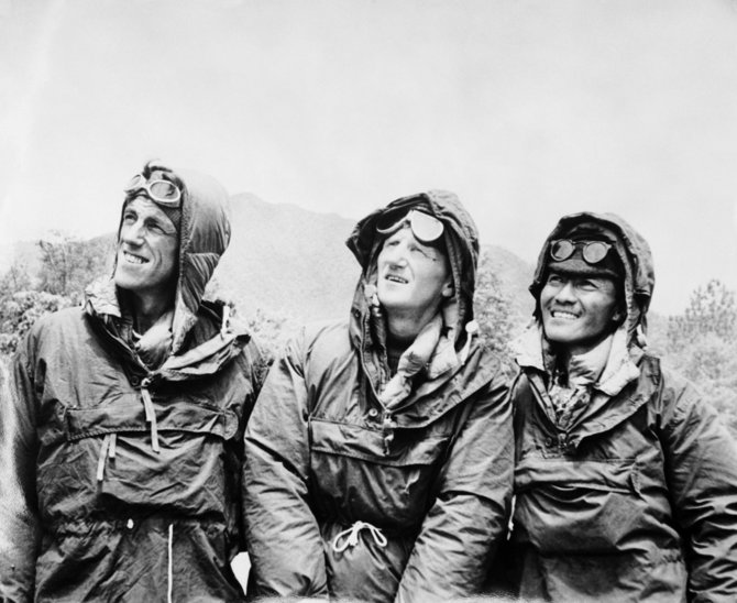 „Scanpix“/„PA Wire“/„Press Association Images“ nuotr./Edmundas Hillary (kairėje) su šerpu Tenzingu Norgey (dešinėje) ir ekspedicijos vadovu Johnu Huntu (viduryje)
