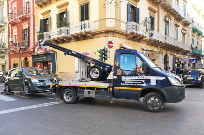 Retas vaizdas Italijos pietuose – nutempiamas ne vietoje paliktas automobilis, Eglės Zicari nuotr.