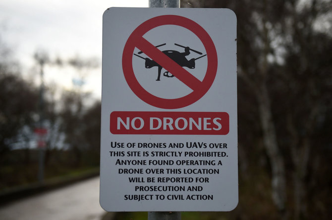 AFP/„Scanpix“ nuotr./Draudimas skraidinti dronus prie oro uosto