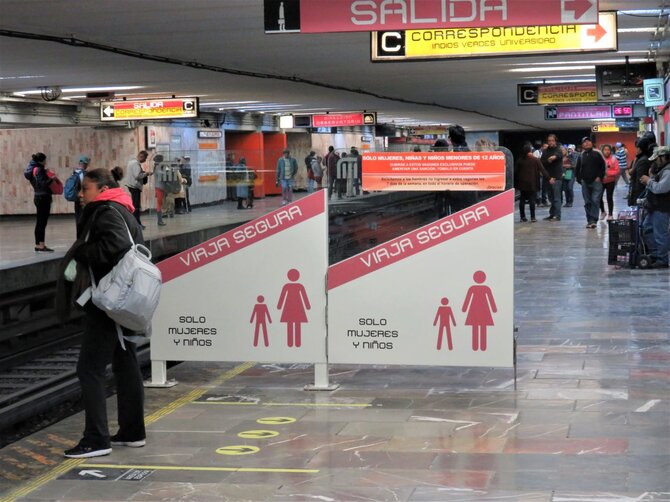 S.Paltanavičiūtės nuotr./Sostinės metro vagonai moterims
