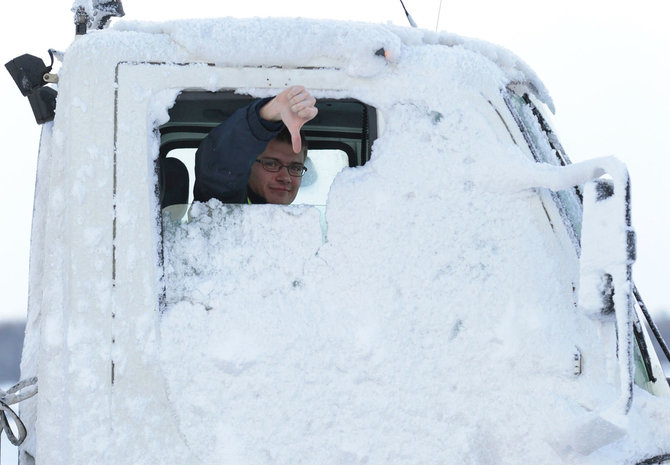 „Reuters“/„Scanpix“ nuotr./Sniegas sutrikdo darbą Jungtinės Karalystės oro uostuose