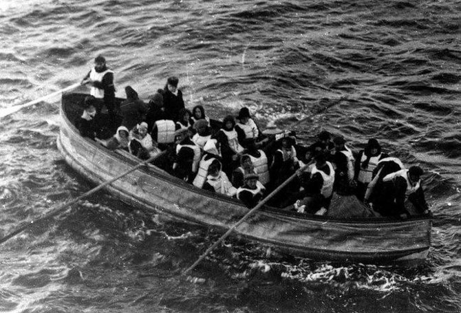 „Wikimedia Commons“ nuotr./Viena iš sulankstomų „Titaniko“ gelbėjimosi valčių su išsigelbėjusiais 