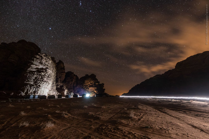 Vadi Rumo dykuma naktį (nuotr. Giedriaus Akelio, spot-on.lt )