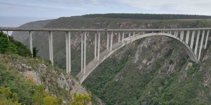 V.Mikaičio nuotr./Aukščiausias pasaulio tiltas, nuo kurio galima šokt su guma per Bloukranso upę