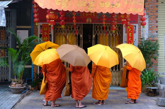Ievos Bašarovienės nuotr./Rytinis budistų aukų rinkimas. Kambodža, kaip ir kitos Pietryčių Azijos šalys, priklauso Theravados budizmo krypčiai, kurių vienuolius atpažinti galima iš oranžinės arba šafrano spalvos rūbų