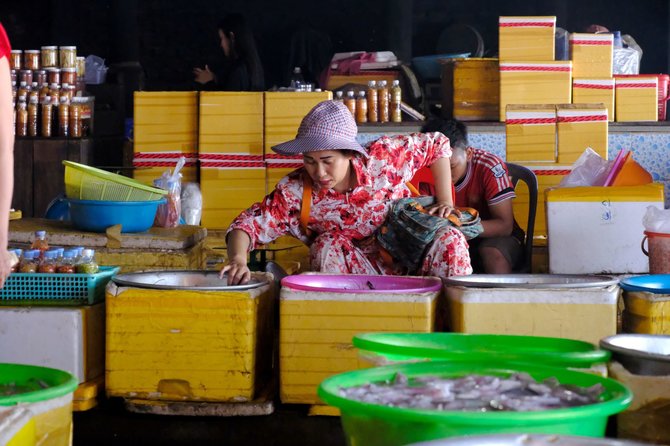 Ievos Bašarovienės nuotr./Kepo turguje parduodamos šviežios jūros gėrybės iškeliauja ne tik į Pnompenio restoranus, bet ir toliau. Krabus gaudančios moterys giriasi, kad jų pagauti laimikiai pasiekia net JAV bei Europos parduotuves